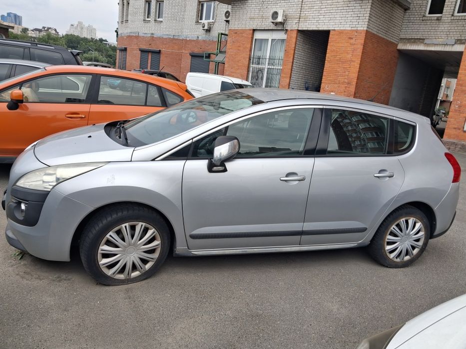 автомобіль Peugeot 3008