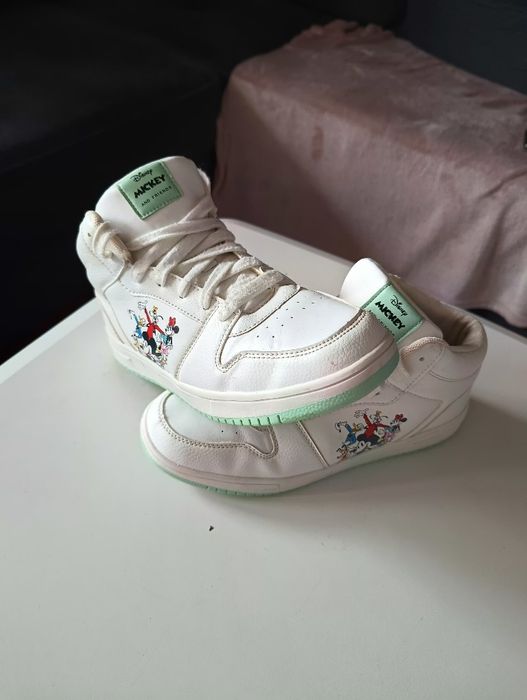 Białe buty Disney