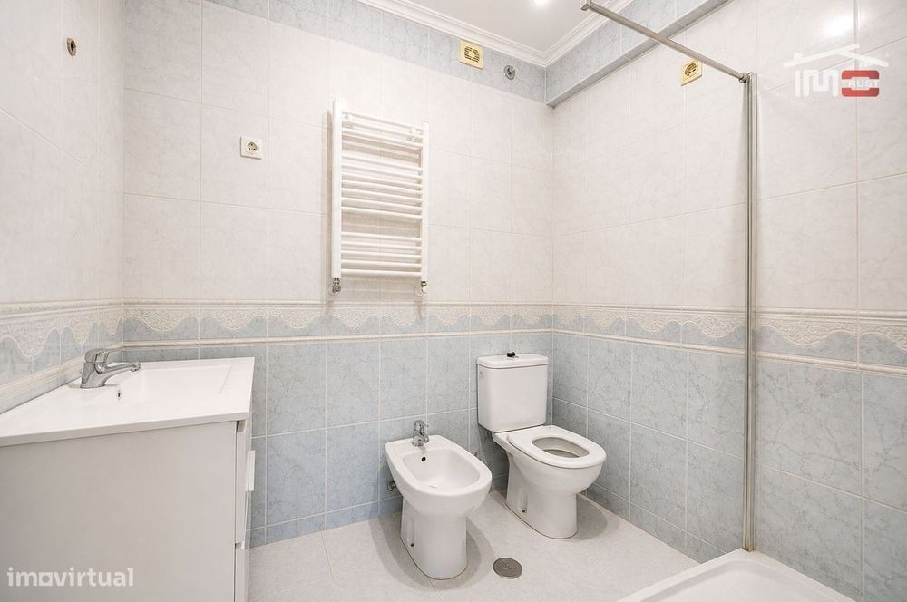 Excelente T2 na Ramada / Odivelas - 2 Varandas, 2 WCs, 3ºandar com ...