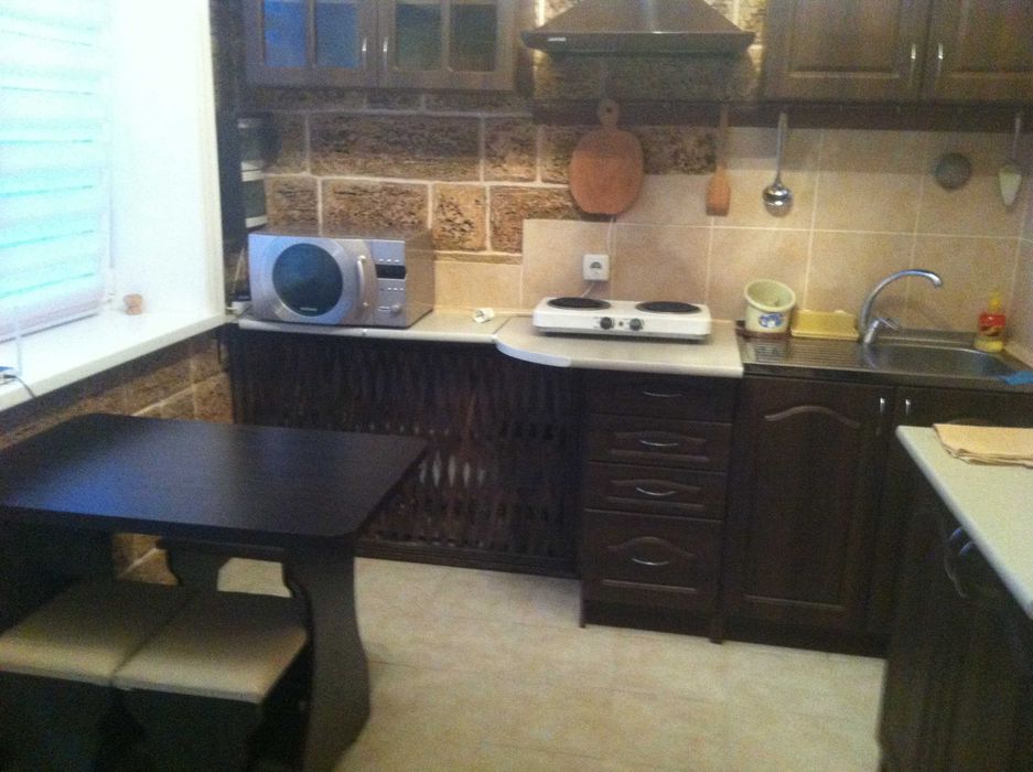 Сдам домик(ЗДАМ будиночок) с местом для автомобиля во дворе