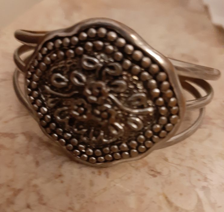 Pulseira prateada invulgar