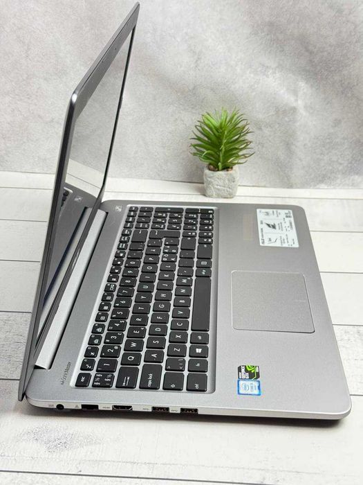 Asus K501U i5-6200 8ram ssd 256 GTX 950M 2gb 1920 1080 FullHD