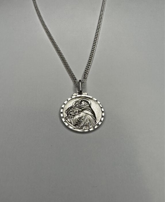 Fio com medalha empesta do Santo António