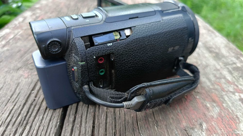 Відеокамера Sony FDR-AX33