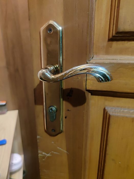 Дерев'яні двері з замком і петлями