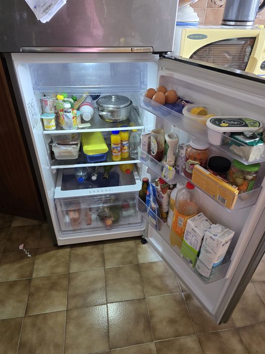 Frigorífico com congelador em cima a funcionar inox  ncionar