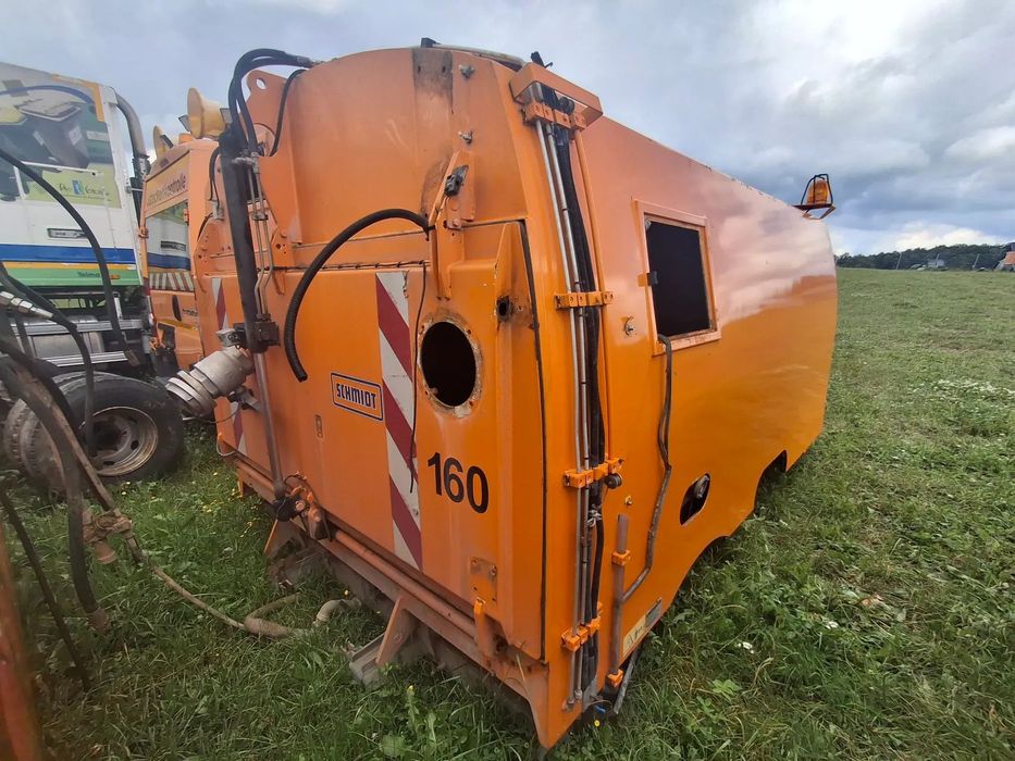 Zamiatarka Zabudowa Schmidt FAUN + Zbiornik Wody Przystosowana Na Dwa Silniki Brak Rdzy Pomarańczowa Możliwość Transportu