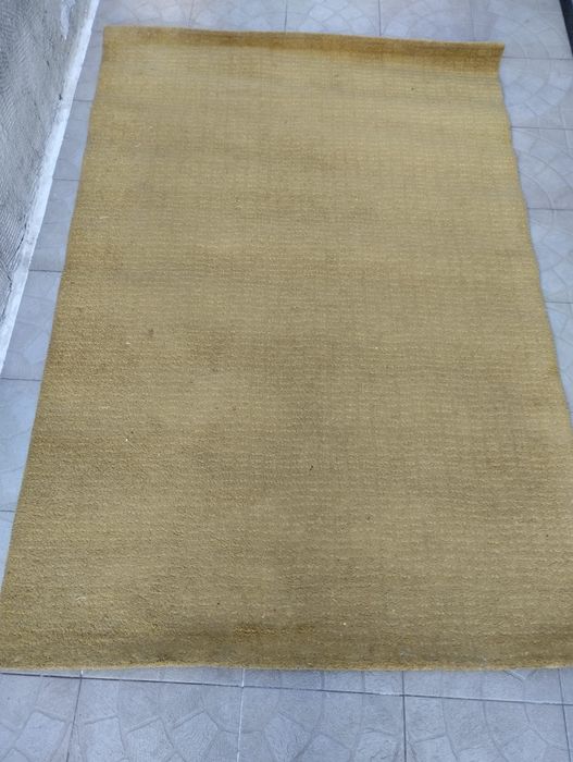 Carpete amarela  de sala