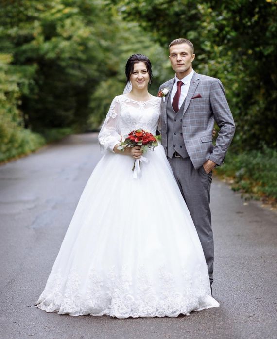 Розкішна весільна сукня