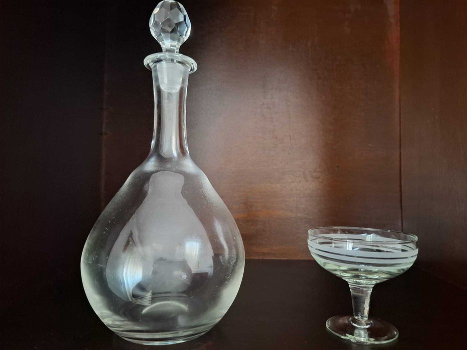 Garrafa de licor de cristal antiga e copos