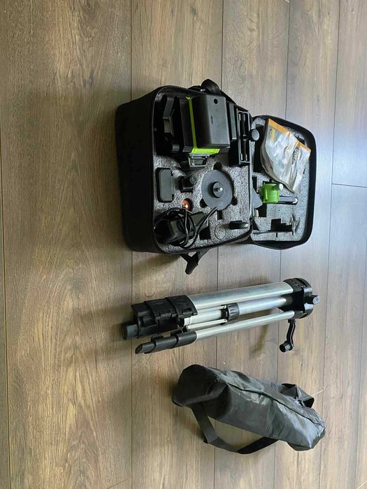 Laser budowlany z nogami