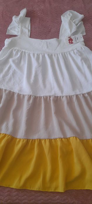 Mini saias floridas e vestidos variados