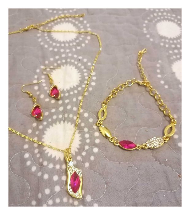 Vários artigos Bijuteria (Novos e embalados)