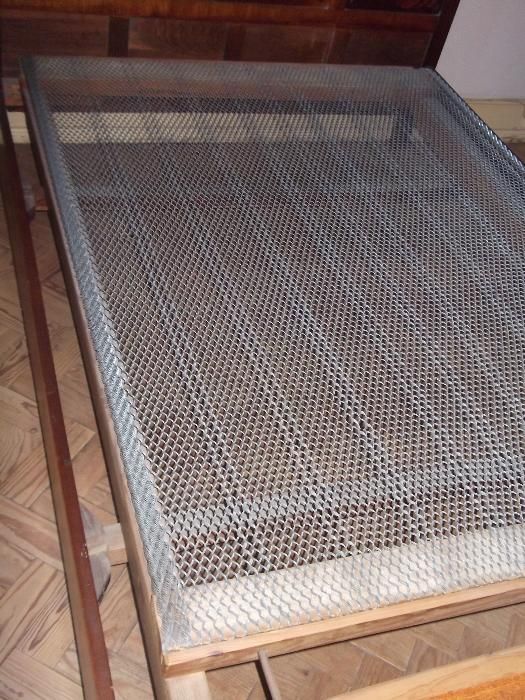 Cama de casal com estrado e mesas de cabeceira