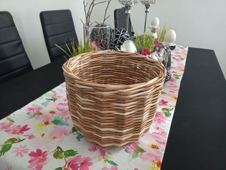 Osłonka na doniczkę z papierowej wikliny