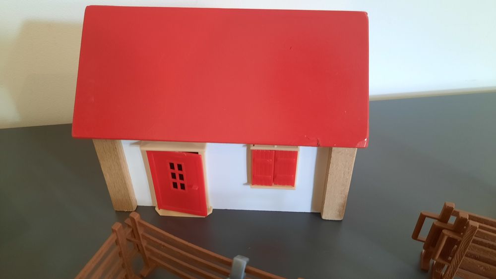 Stajnia z konikami, zagroda z domkami