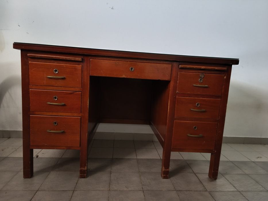 Mesa em madeira com tampo em vidro