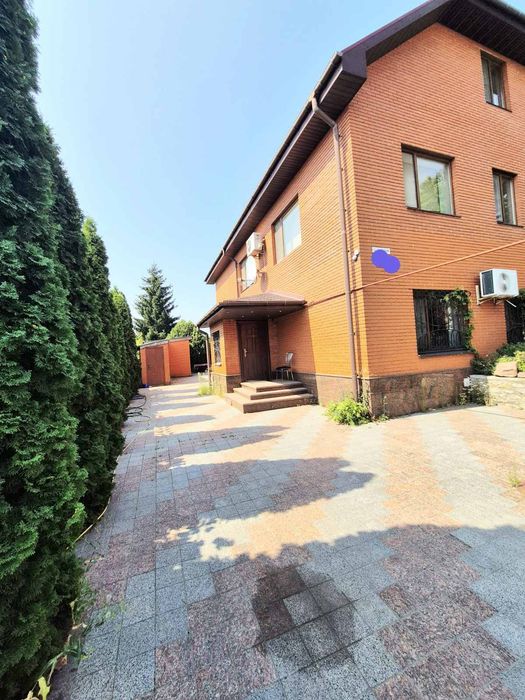 Продам розкішний будинок в центрі міста.