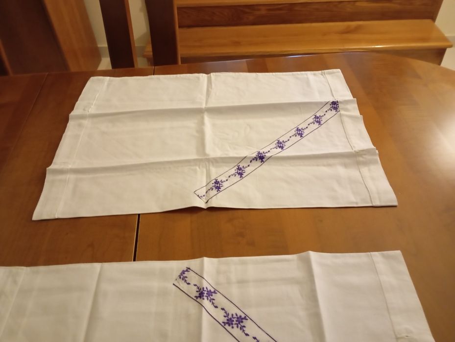 Duas fronhas antigas com aplicacao lilás