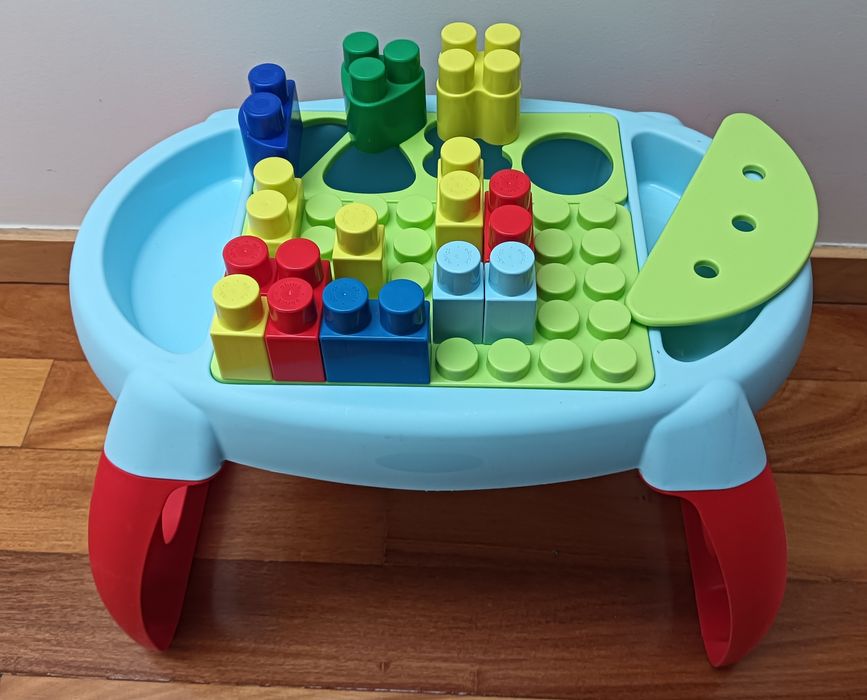 Mesa de atividades tipo lego bebé