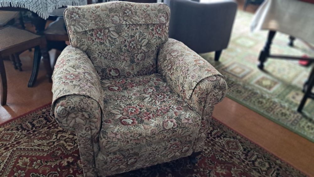 Conjunto sofa com dois cadeirões.