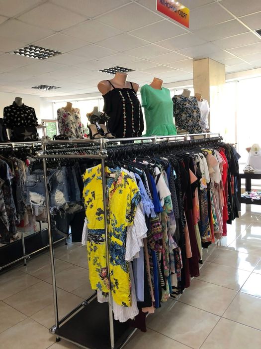 Торгове обладнання стелажі стійки для одягу прилавки шафи