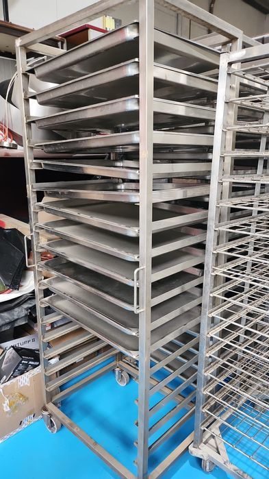 Carrinho inox com 17  tabuleiros