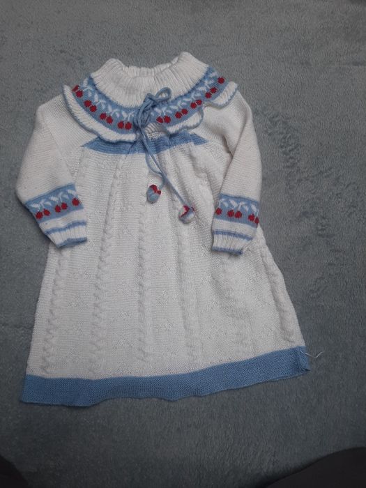 Biała dzianinowa sukienka