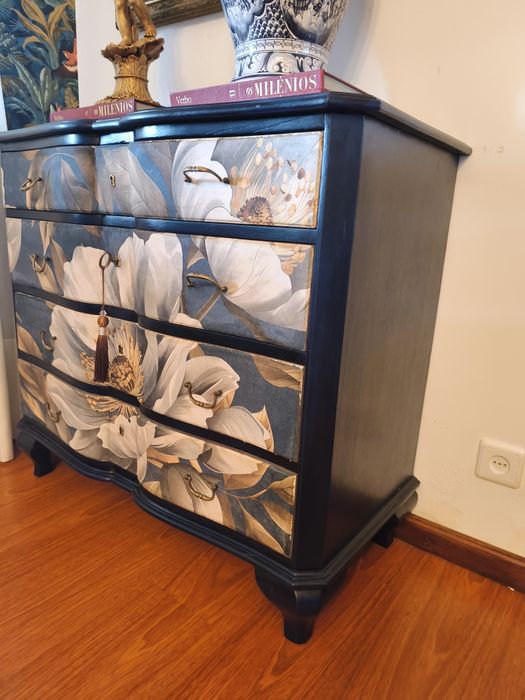 cómoda de estilo clássico pintado