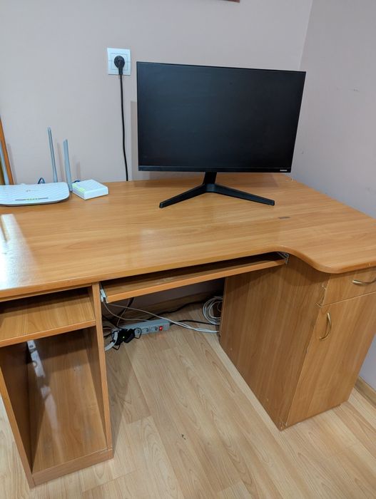 Стіл комп'ютерний