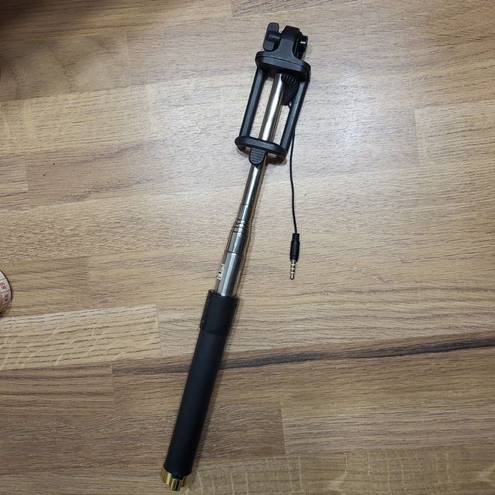 Selfiestick z wejściem do telefonu