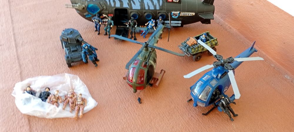 Helicópteros carros e bonecos424445608156866563