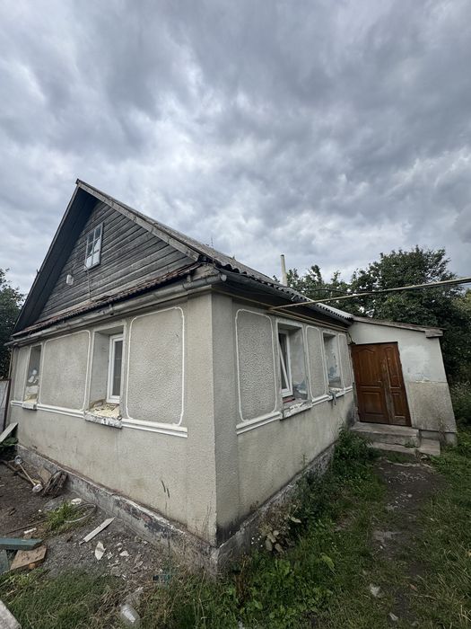 Продам будинок в м.Почаїв! 10 соток землі, гараж,сад та всі комунікації !