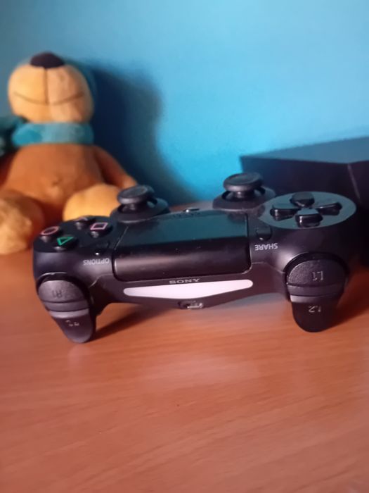 PlayStation 4 com 1 comando e cabo alimentação.