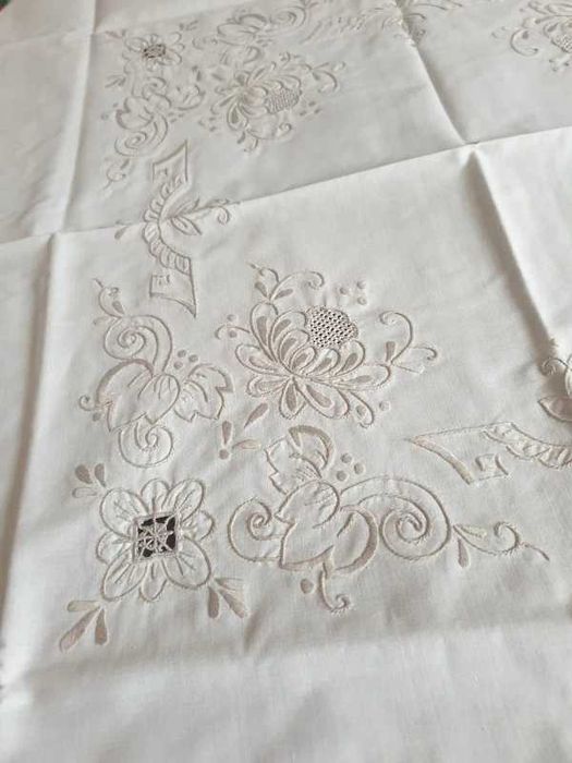 Serweta krem haftowana 80 x 80 bawełna