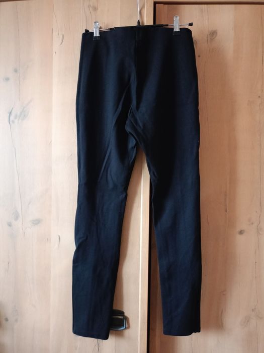 Czarne legginsy z przeszyciami
