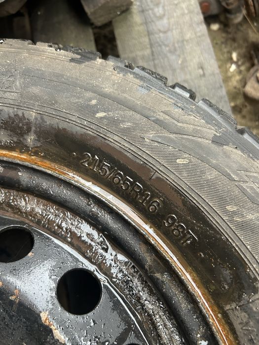 Продам гуму зимову 215/65/16