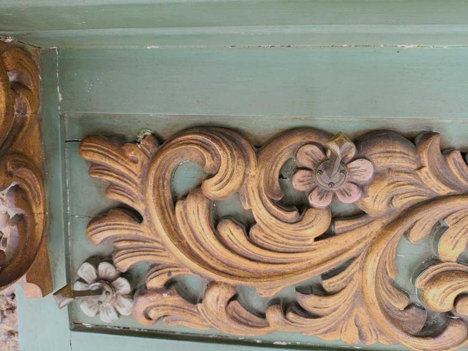Prateleira muito antiga em madeira esculpida artesanalmente