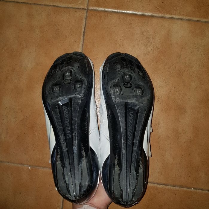 Sapatos de estrada brancos