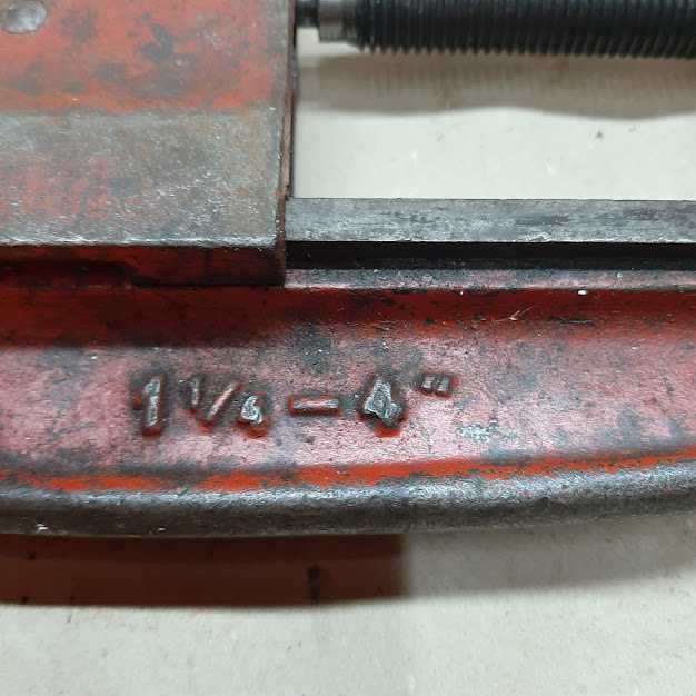 Máquina para cortar tubos de ferro, diâmetro máximo 120mm