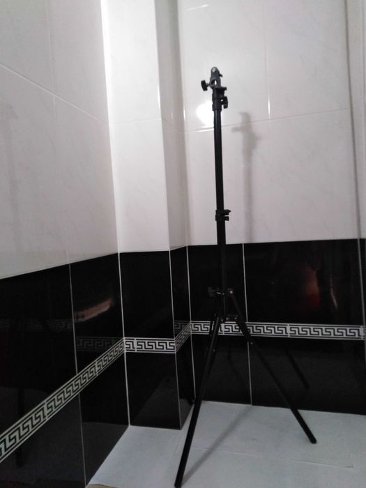 Tripé ajustável para diferentes alturas e ângulos.