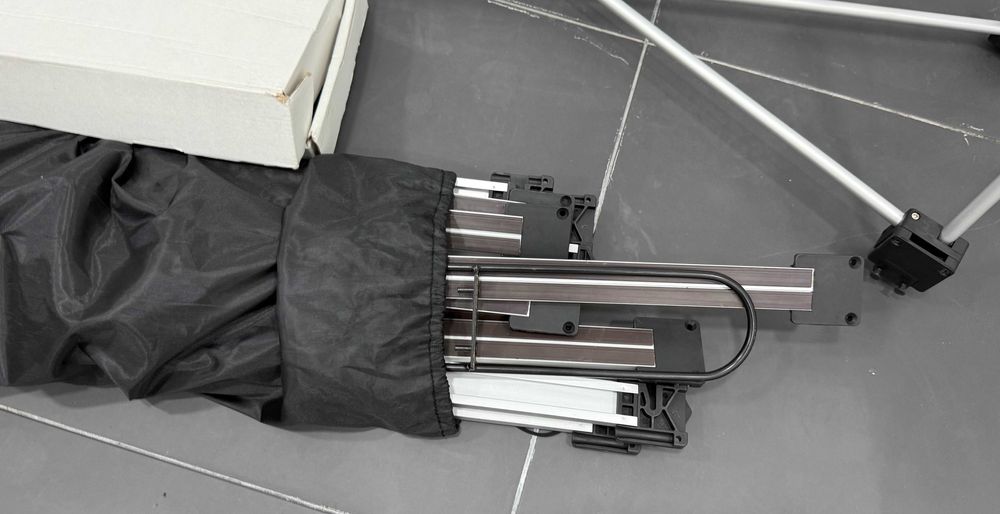 Pop Up Display Magnético 2,5x2,5m com Luzes e Trolley – Como Novo