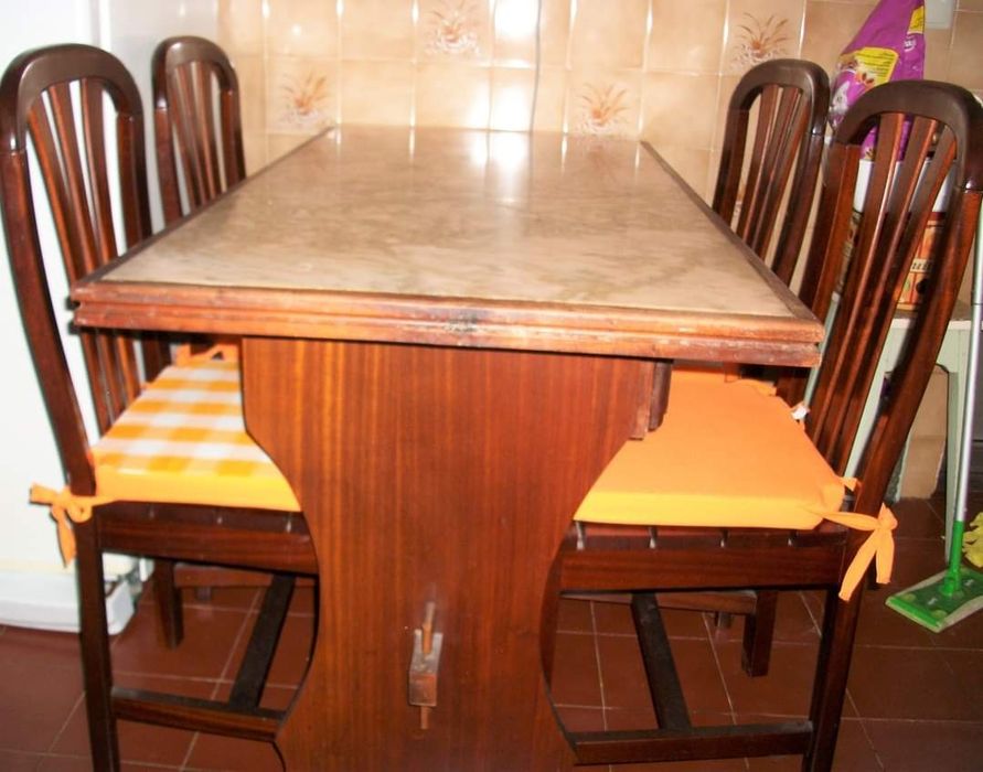 Mesa e 4 cadeiras