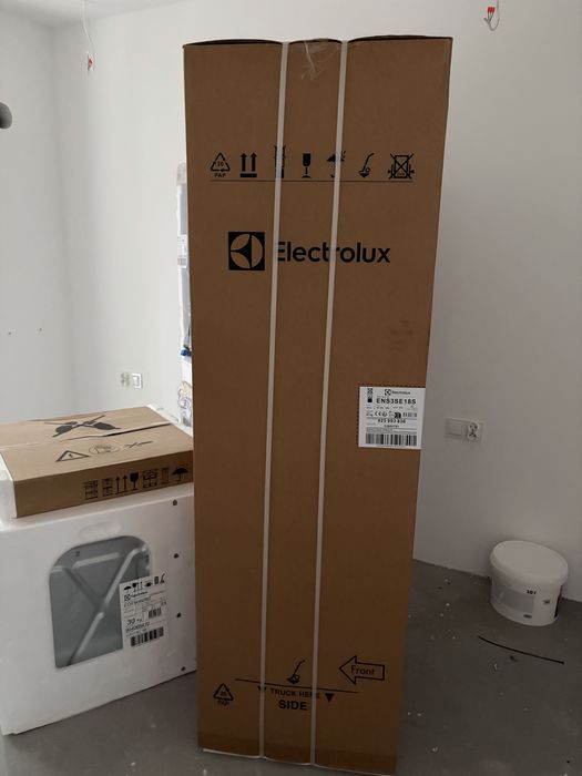 NOWA lodówka Electrolux ENS3SE18S 178 cm – do zabudowy – z kartonu