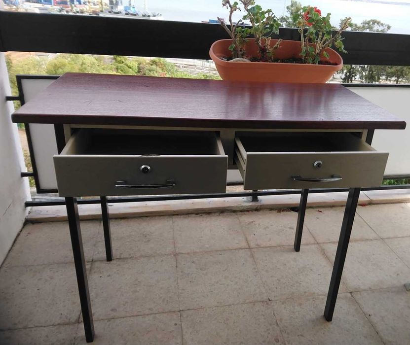 Mesa de metal com tampo em madeira com gavetas de fechadura