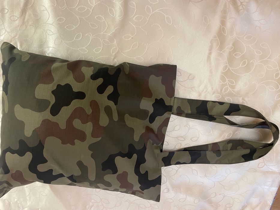 Torba w kolorze moro.