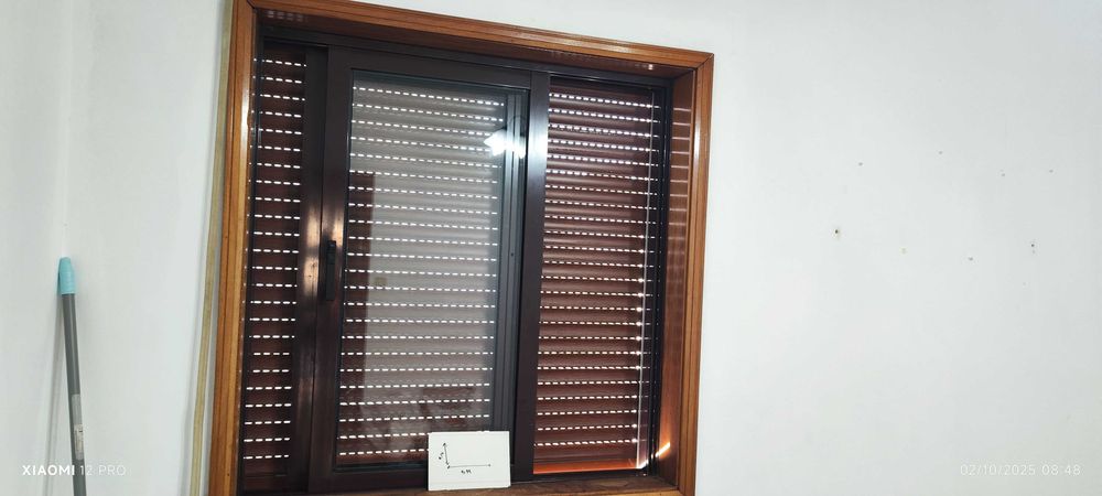 Janelas aluminio com grade ou estores, varios tamanhos, cor castanho