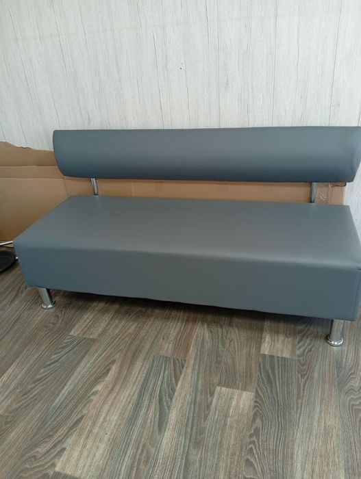 Продам диван та перукарські крісла