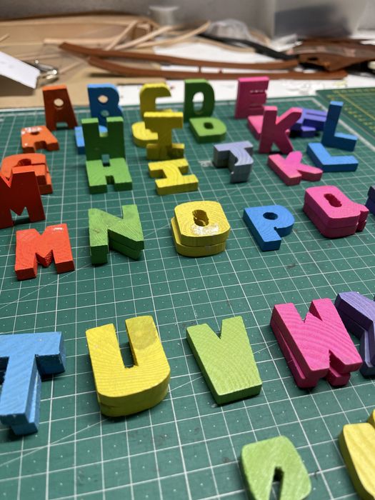 Alfabeto em madeira pintada - artesanato