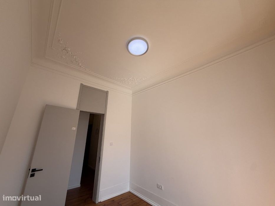 Venda de Apartamento com 7 assoalhadas na Avenida Almirante Reis